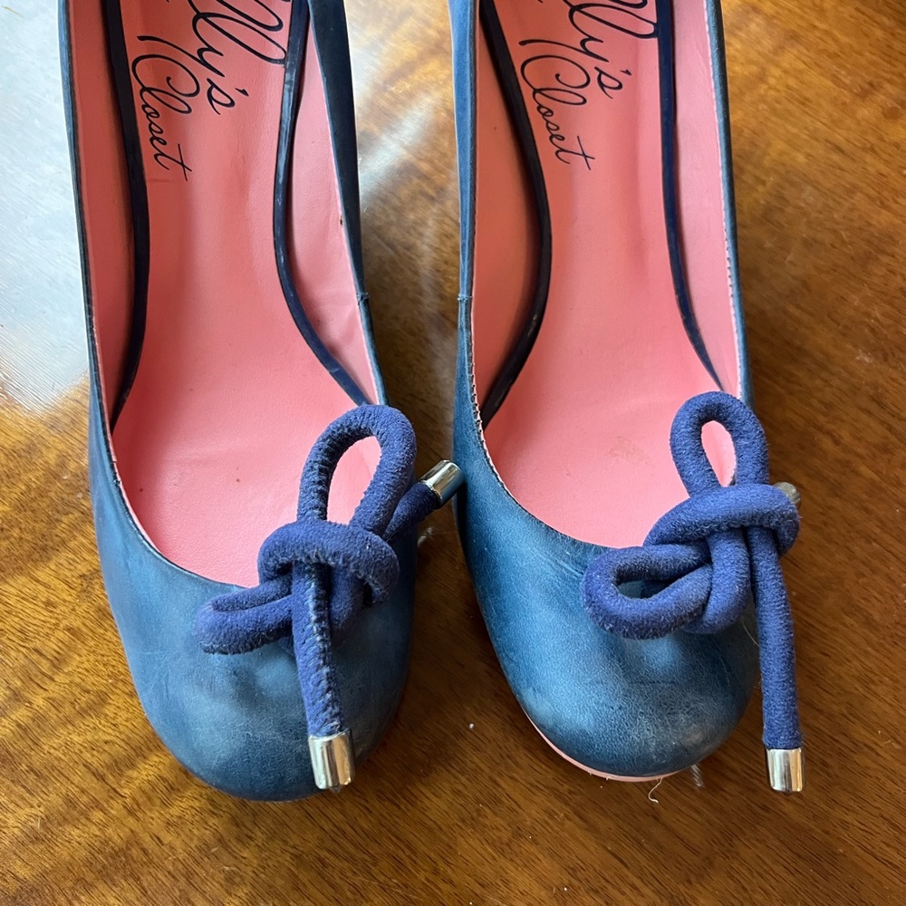 Blue leather pumps with tie detail